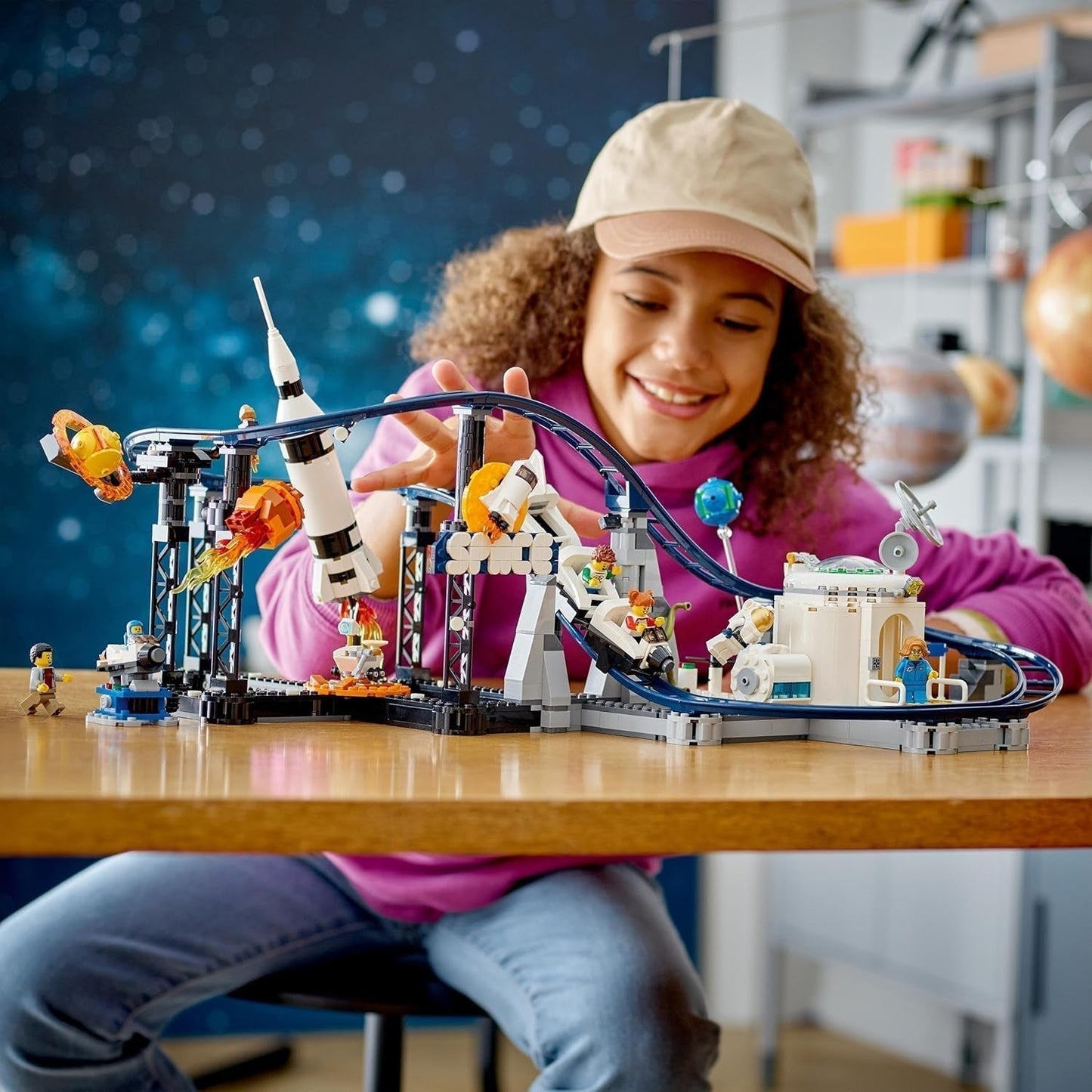 LEGO 31142 Creator 3-i-1 Space Rollercoaster Legetøjssæt til børn med arbejdsvogne, konverteres til et fritfaldstårn eller karrusel med raketter og glødende klodser Byggesæt Besuche den LEGO-Store