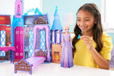Mattel Disney Frozen - Castle Arendelle Dukkehus (60 cm+) med Elsa Doll, 4 legepladser og 15 stykker Disney Frozen II møbler og tilbehør, HLW61