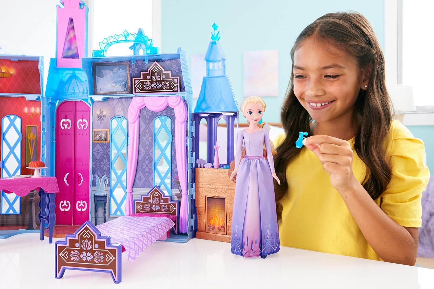 Mattel Disney Frozen - Castle Arendelle Dukkehus (60 cm+) med Elsa Doll, 4 legepladser og 15 stykker Disney Frozen II møbler og tilbehør, HLW61