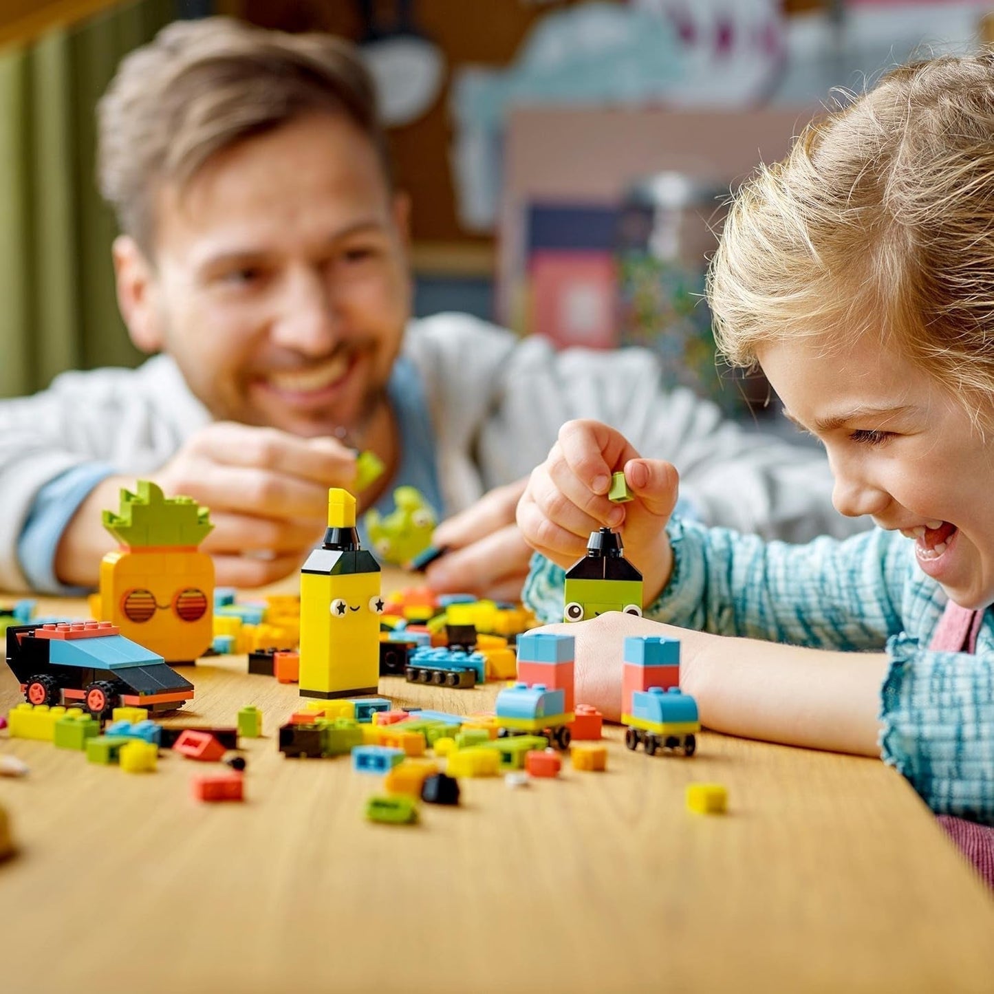 LEGO 11027 Classic Neon Creative Byggesæt, Brick Box Set, Byggelegetøj med modeller: bil, ananas, alien, rulleskøjter, figurer og mere, til børn fra 5 år og opefter Byggesæt Besuche den LEGO-Store