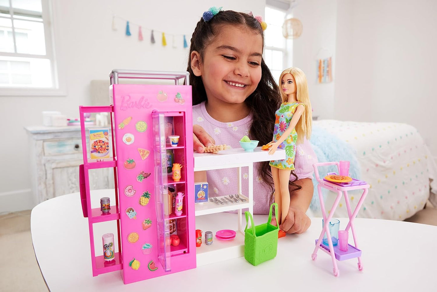 Barbie Dukke Pantry Legesæt med 25+ køkkendele og tilbehør - Perfekt til små foodies og gave til børn fra 3 år og opefter, HJV38