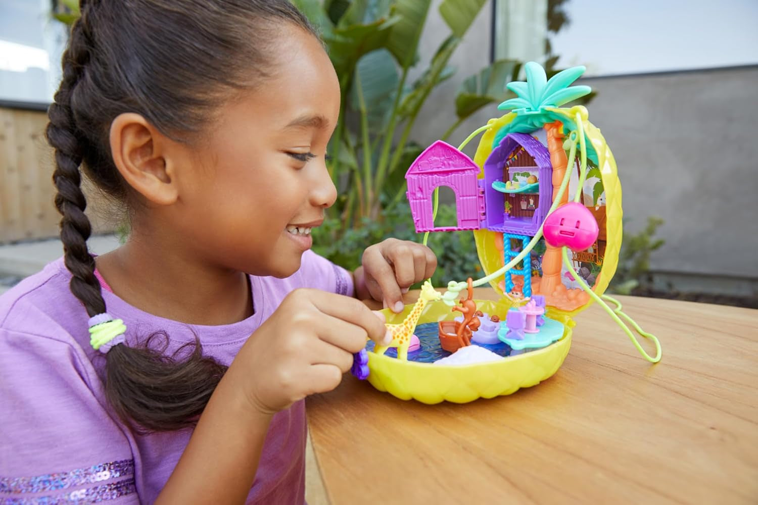 Polly Pocket GKJ64 - Bærbar ananaslomme Kompakt med 8 sjove funktioner, Polly og Lila dukker, 2 tilbehør og klistermærkeark; legetøj til børn fra 4 år og opefter