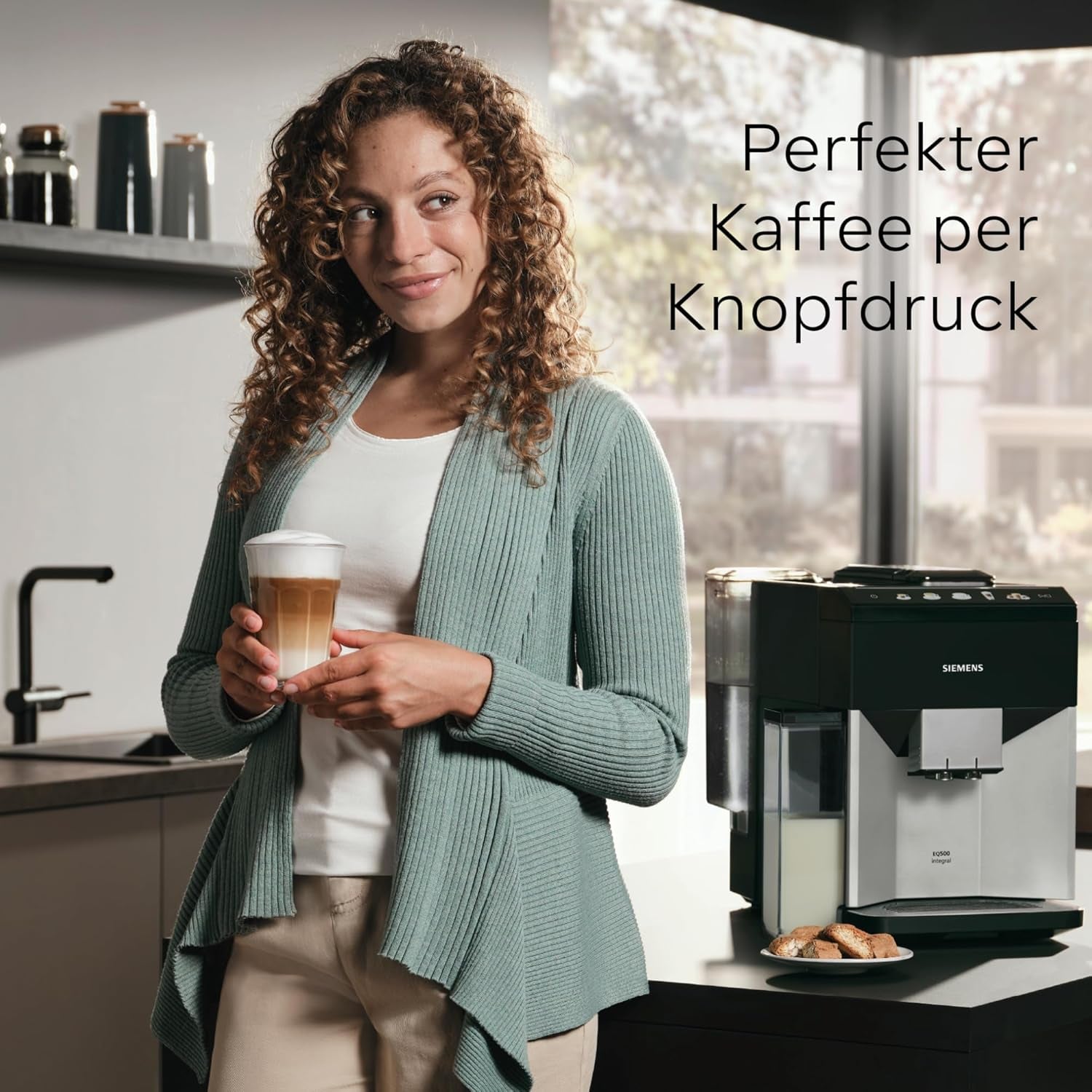 Siemens EQ500 fuldautomatisk espressomaskine TQ513D01, mange kaffespecialiteter, mælkeskummer, integreret mælkebeholder, automatisk damprensning, 1500 W, naturligt lys sølv/klaver sort