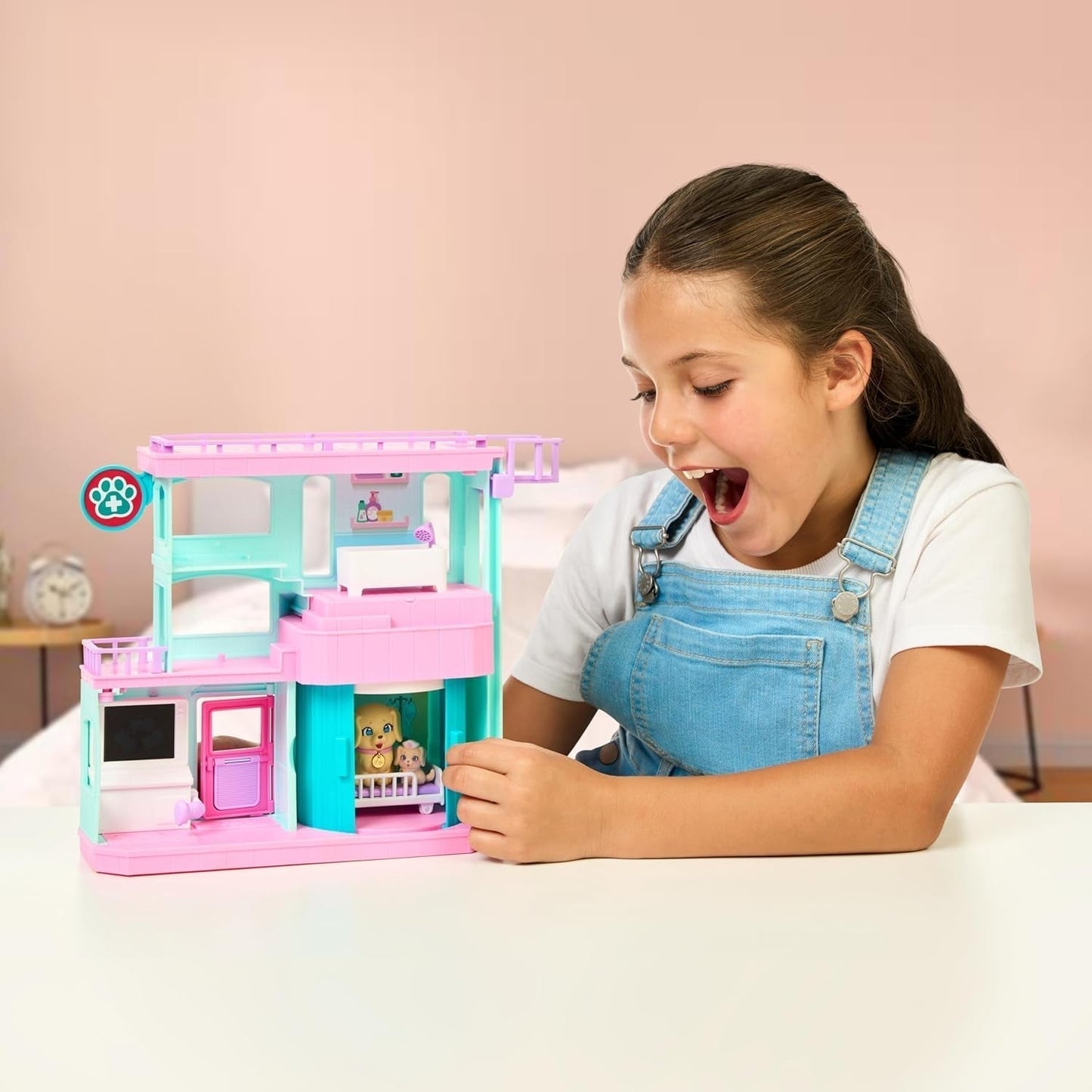 Little Live Pets Mama Surprise Families Baby Clinic Legesæt, 3 Retriever-hvalpe inkluderet, Magic, Dobbeltsidet Legesæt (27,8 cm B, 23,8 cm H). Fodring, badning og leg, gave til børn Actionfigurer Naty Shop