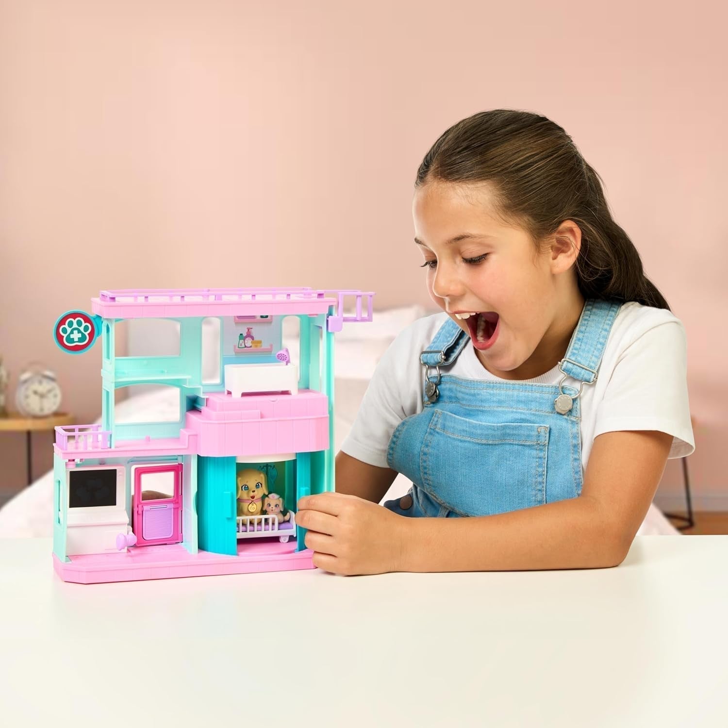 Little Live Pets Mama Surprise Families Baby Clinic Legesæt, 3 Retriever-hvalpe inkluderet, Magic, Dobbeltsidet Legesæt (27,8 cm B, 23,8 cm H). Fodring, badning og leg, gave til børn Actionfigurer Naty Shop