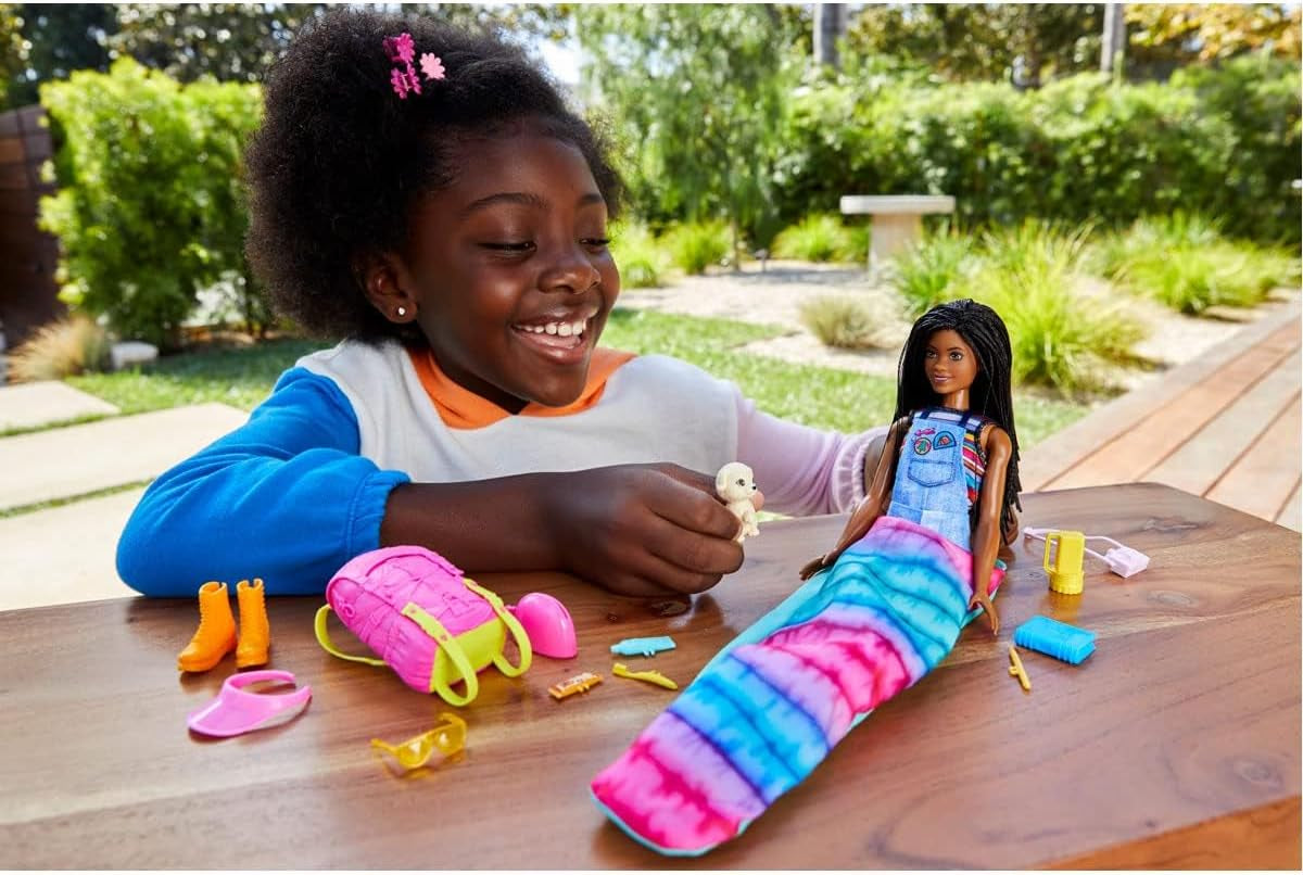 Barbie HDF74 Twin Pack Dukke! Brooklyn Camping Doll (brunette med flettede pigtails, ca. 29 cm) med hvalp, rygsæk, sovepose, 10 campingtilbehør, gave til børn fra 3 år og opefter