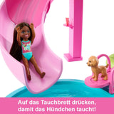 Barbie Dream Pool Legesæt med seks legeområder, inklusive en rutsjebane og jacuzzi, plus over 20 tilbehør såsom et kæledyr, svømmeringe og mere, JKG83