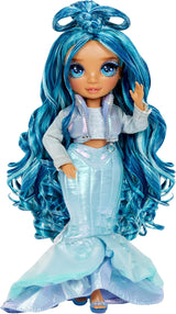 Rainbow High Winter Wonderland - Skyler (blå) - 28 cm Hidden Magic Water Accumulating Snow Fashion Dukke med Snowman Set, velegnet til 4-12 år gamle børn og samlere Naty Shop Dolls