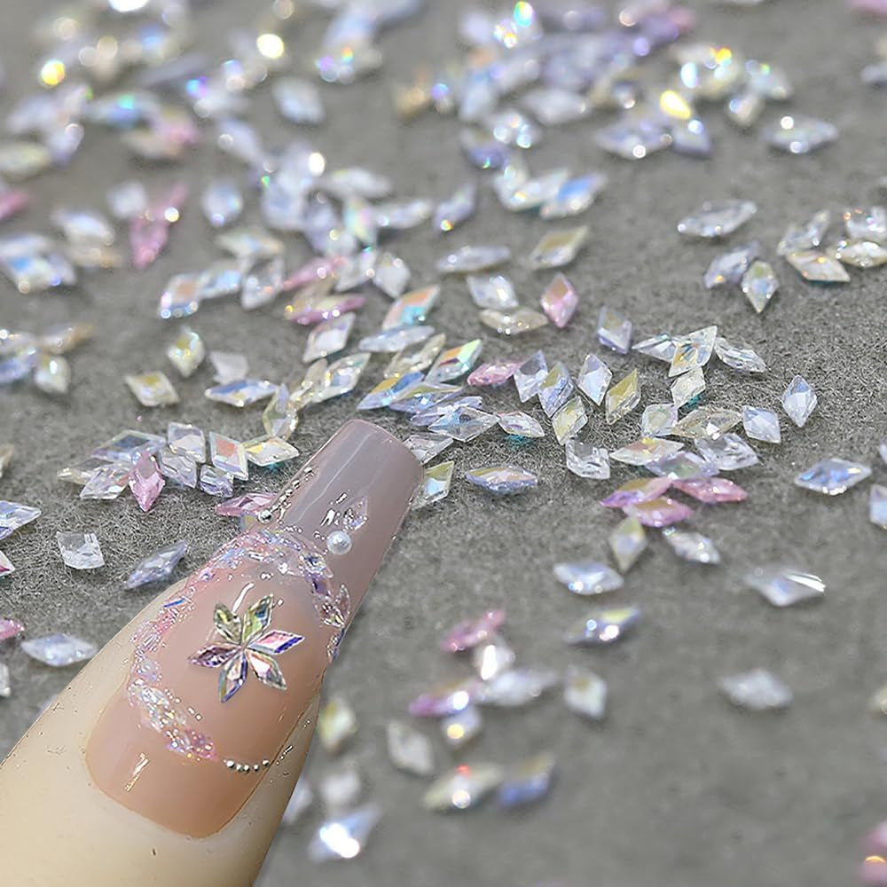 50 stk. Små Zirconia Rhombus Glitter Nail Stones Nøgleringe Blandede farver Mousserende Rhinestones Nail Charms Mini Rhombus Nail Crystals Diamantnegle Rhinestones Nail Charms Nail Accessories Nail Art