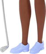 Barbie Brunette golfspillerdukke i aftagelig lyserød polokjole, golfuniform, inkluderer kasket og golfkølletilbehør, JCR69
