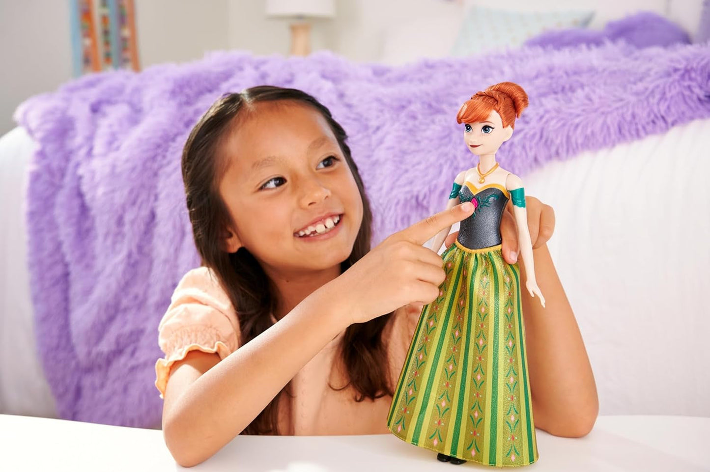 Mattel Toys Disney Frozen Anna syngende modedukke i ikonisk outfit synger "For første gang" fra Disney-filmen på engelsk, fransk, tysk, italiensk, JDL59