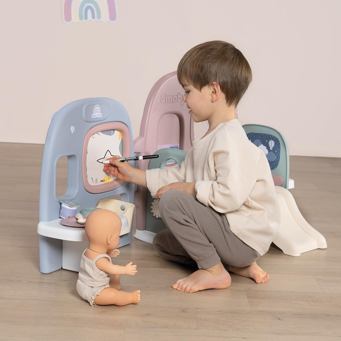 Smoby - Babypleje Dukke børnehave - Dukke legecenter Børnehave + Børnehave Dagligdagen - Sammenfoldelig legeplads med 360° rotation - 6 tilbehør - Lavet af 90% genbrugsmateriale i Frankrig, fra 3 år