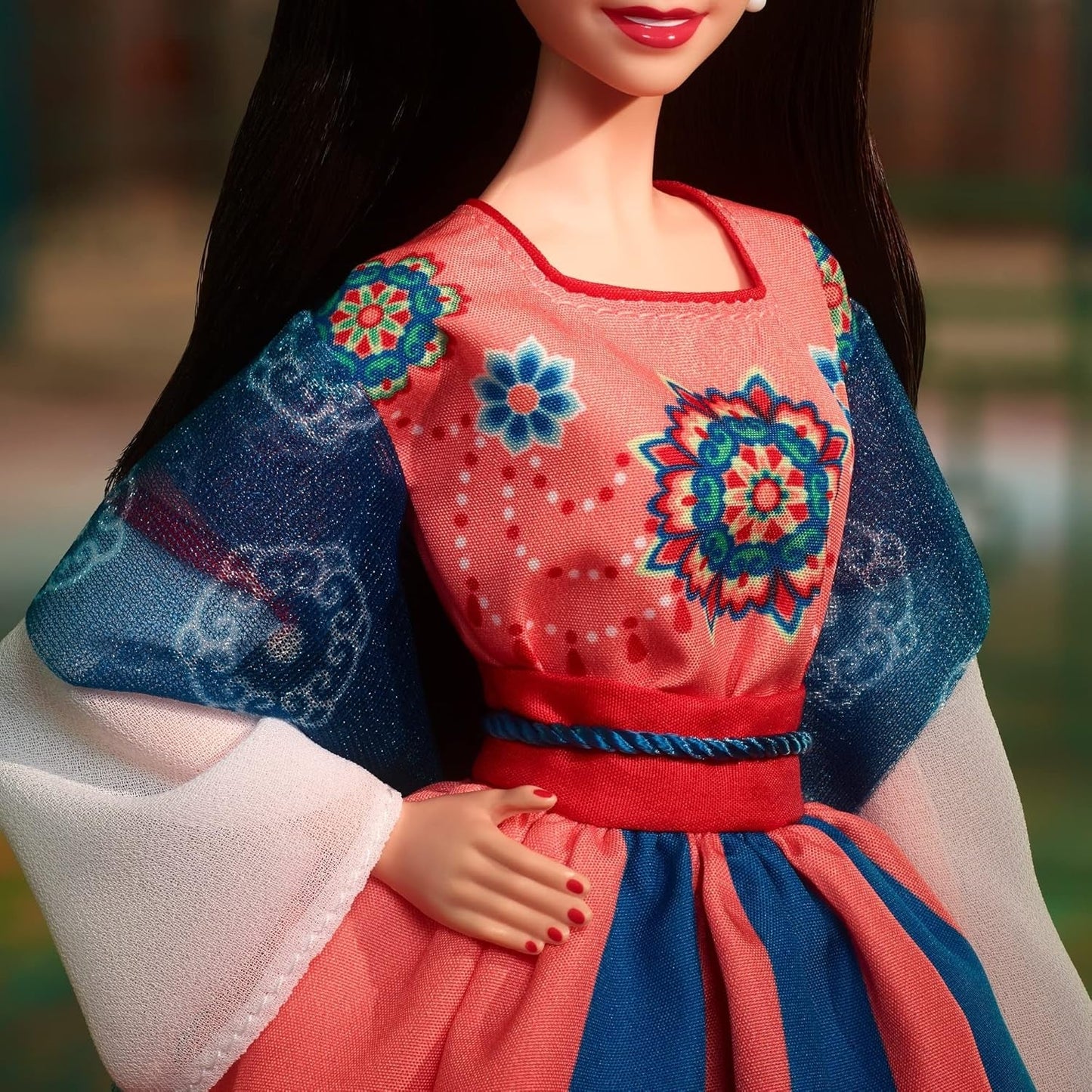 BARBIE Lunar New Year Puppe - Sammelfigur mit traditionaler Hanfu-Robe und chinesischen Drucken, inspireret af Dunhuang-Höhlenmalereien, herunder Puppenständer und Echtheitszertifikat, HJX35
