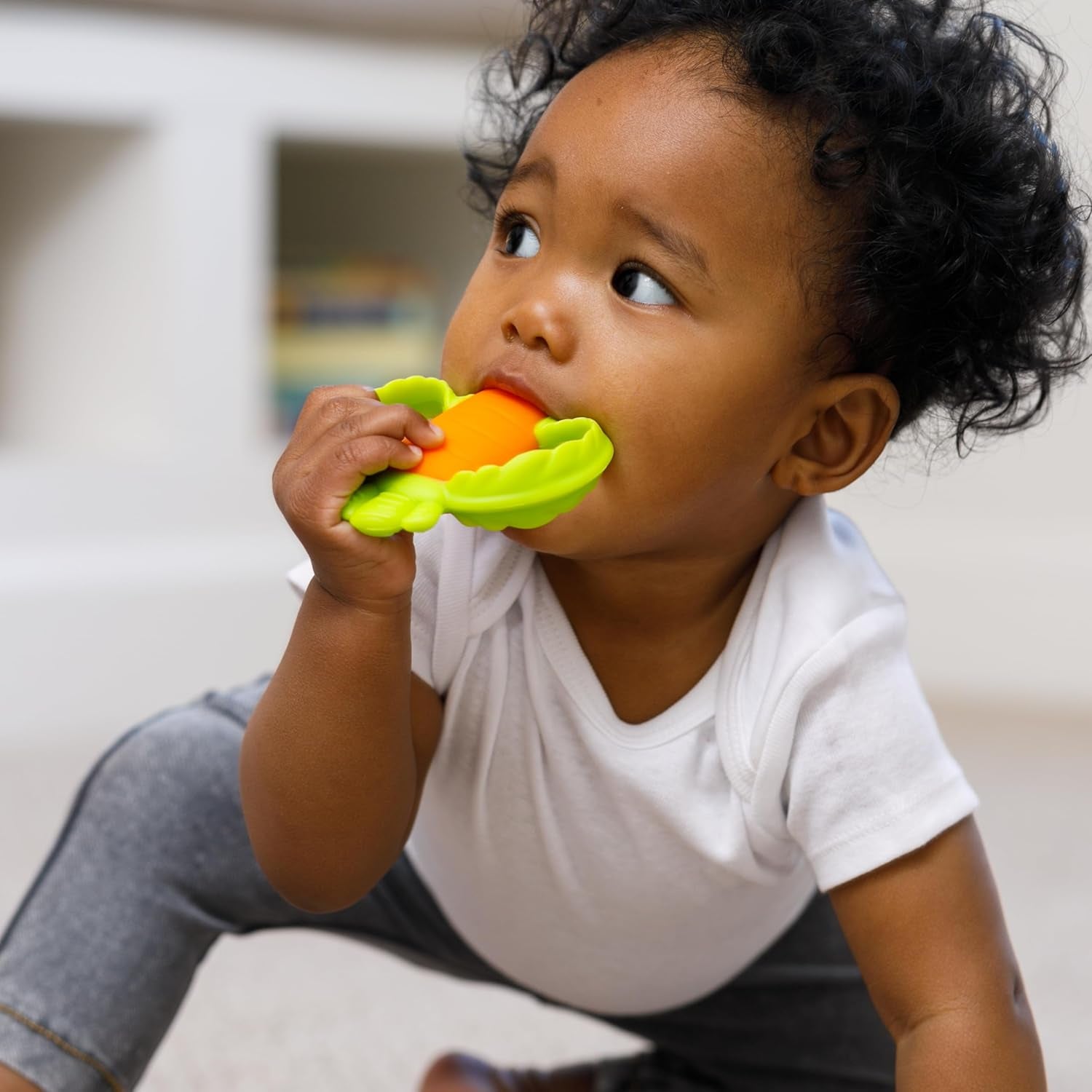 Infantino Lil' Nibbles, tekstureret silikonebider, BPA-fri babybitring, blødt, let at holde, sansestimulering til spædbørn, gulerod