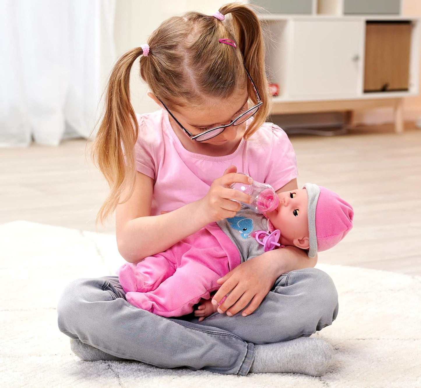 Simba 105140066 - Laura Interaktiv, blød dukke med søvnige øjne, pludrer ved bevægelse, drikker fra flaske og sover, 40 cm, dukke fra 2 år Naty Shop Dolls