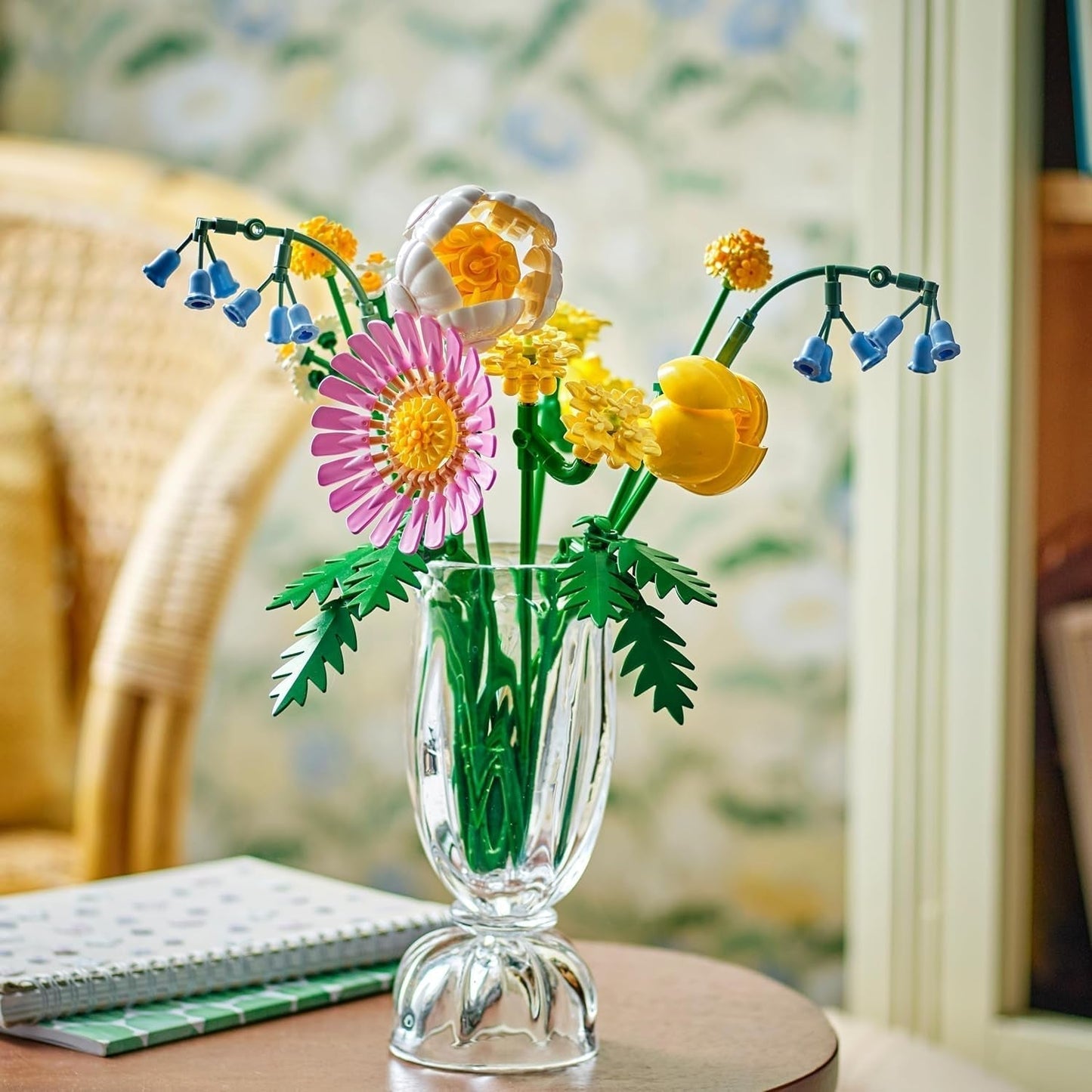 LEGO Botanicals Lille sommerbuket - Byggesæt med kunstige blomster - Inkl. blåklokker, ranunkler, tulipaner - Gaveidé til kvinder, mødre og mænd - 10347 Byggesæt Besuche den LEGO-Store