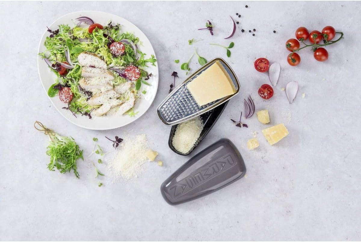 FACKELMANN Food&More 45463, Parmesan rivejern i rustfrit stål med friskhedsboks Peeler Naty Shop