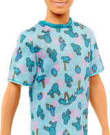 Barbie Ken Fashionistas Dukke - T-shirt med kaktus og palmetryk, hvide shorts og sneakers, perfekt til eventyr med venner og gåture rundt i byen, til børn fra 3 år og opefter, HJT10 Naty Shop Dolls