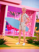 Barbie the Movie - Dukkefilmfans, Ken Doll, samlerdukke med surfbræt og sneakers, bevægelig krop, platinblondt hår, egnet som gave til 3-årige børn, HPJ97 Naty Shop-dukker