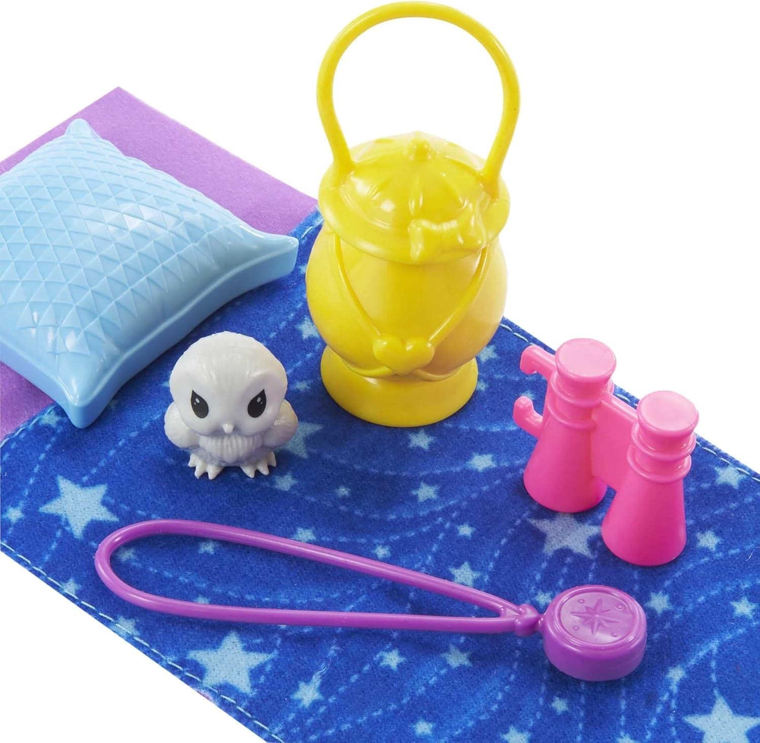 Barbie Chelsea-serien, Chelsea Doll Camping med blondt hår, Pet Ugle, Sovepose, Pude, Lommelygte, Kikkert, Campingtilbehør, Børnegave, Legetøj fra 3 år og opefter, HDF77