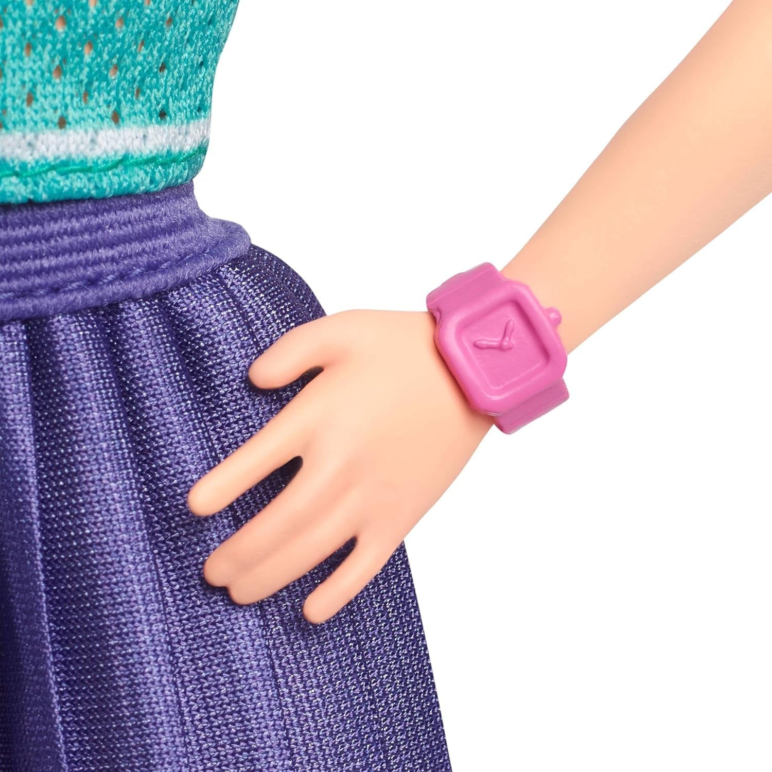 Barbie Fashionista dukke nr. 232 med rødt hår, sport B-print jersey top, lilla plisseret nederdel, armbåndsur og sneakers, HYT90