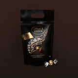 Lindt LINDOR Extra Dark Chokoladekugler og LINDOR Strawberry Creme Chokoladekugler | 1 kg genlukkelig pose | ca. 80 hvide chokoladekugler med jordbærcreme