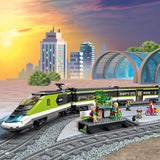 LEGO City passagerekspresstog, fjernbetjeningstogsæt, jernbanelegetøj med forlygter, 2 vogne og 24 sporelementer, gave til børn, drenge og piger 60337 byggesæt Besuche den LEGO-Store