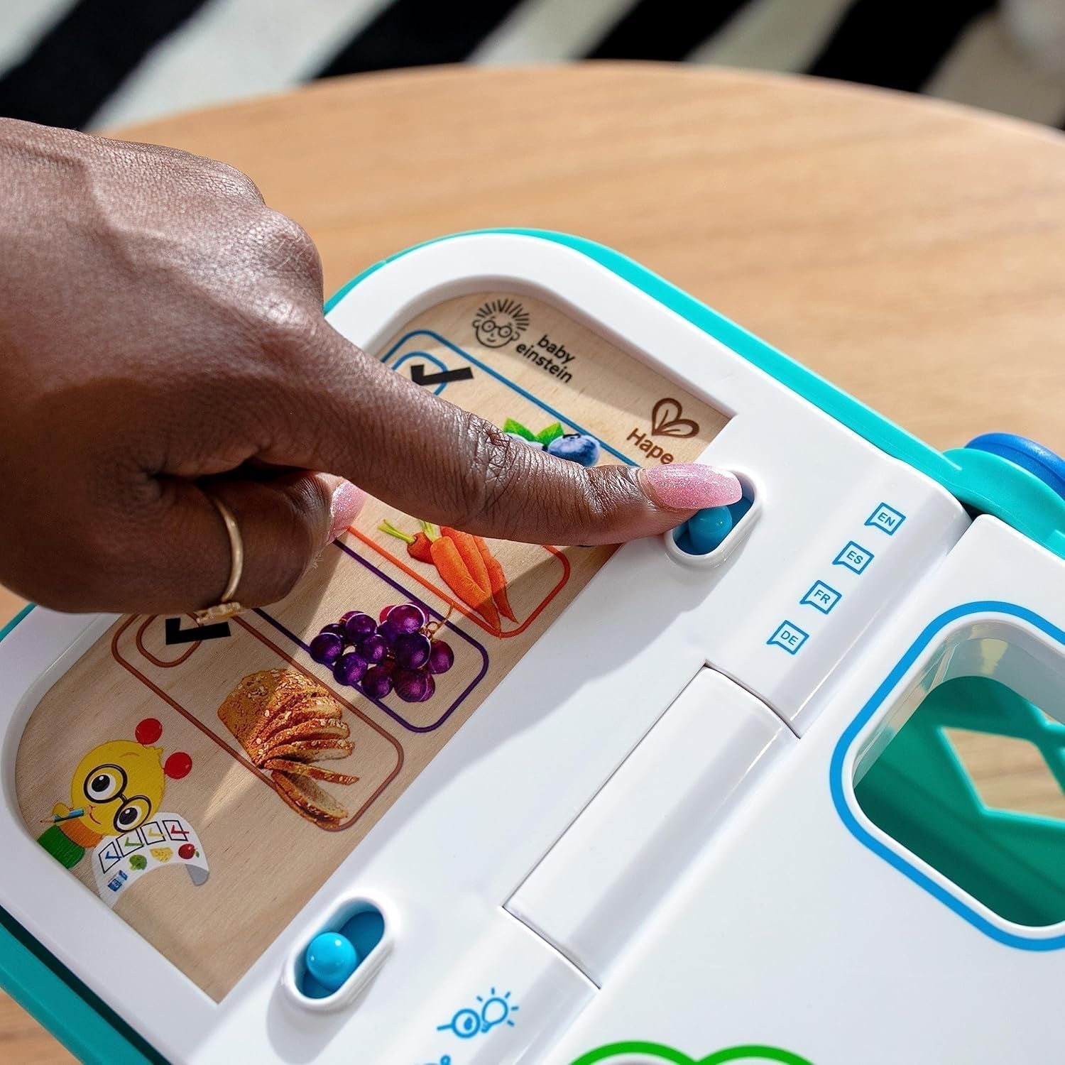 Baby Einstein + Hape Magic Touch Tilmeld Lad som om du tjekker legetøj ud, med ægte lyde og musik, fra 9 måneder og opefter Bebe Toys Naty Shop
