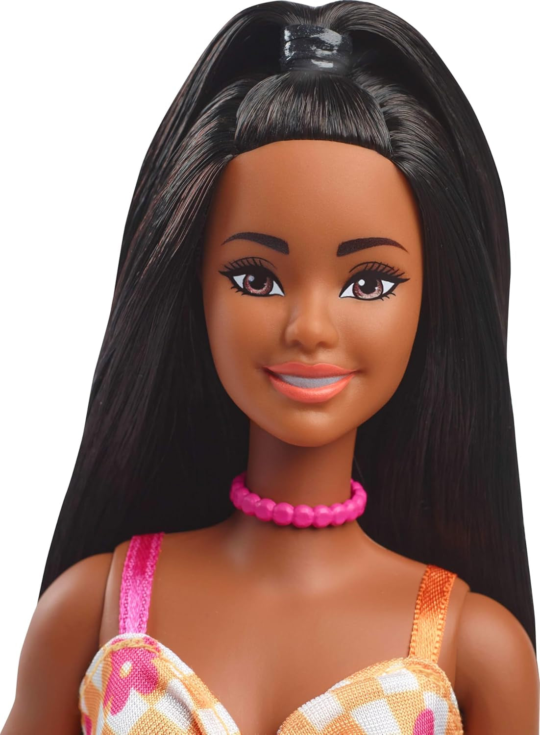 Barbie Fashionista dukke nr. 233 med sort hår, orange plaid midikjole med lyserøde blomster, halskæde og sandaler, HYT91