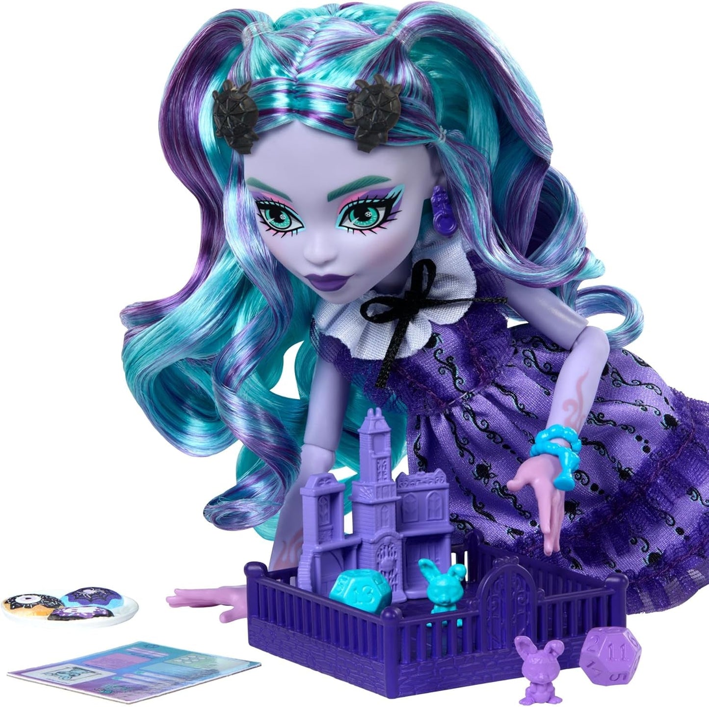 Monster High Fearbook Twyla dukke- og filmklubstilbehørssæt, collegejakke, eksamensalbum, brætspil og småkager, HXW31