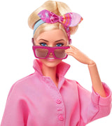 BARBIE THE MOVIE Margot Robbie - Puppe mit Kaugummi-Rosa Jumpsuit, Messy Updo, Sonnenbrille, Kopftuch, Wedge-Sneakers, Sammlerverpackung, für Kinder ab 3 Jahren, HRF29
