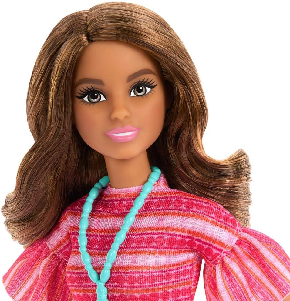 Barbie og Teresa Rezept for Freundschaft Teresa-Modepuppe med unverkennbarem Outfit til An- og Ausziehen, med tilbehør inklusive en halskæde, JCT02