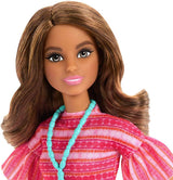 Barbie og Teresa Rezept for Freundschaft Teresa-Modepuppe med unverkennbarem Outfit til An- og Ausziehen, med tilbehør inklusive en halskæde, JCT02