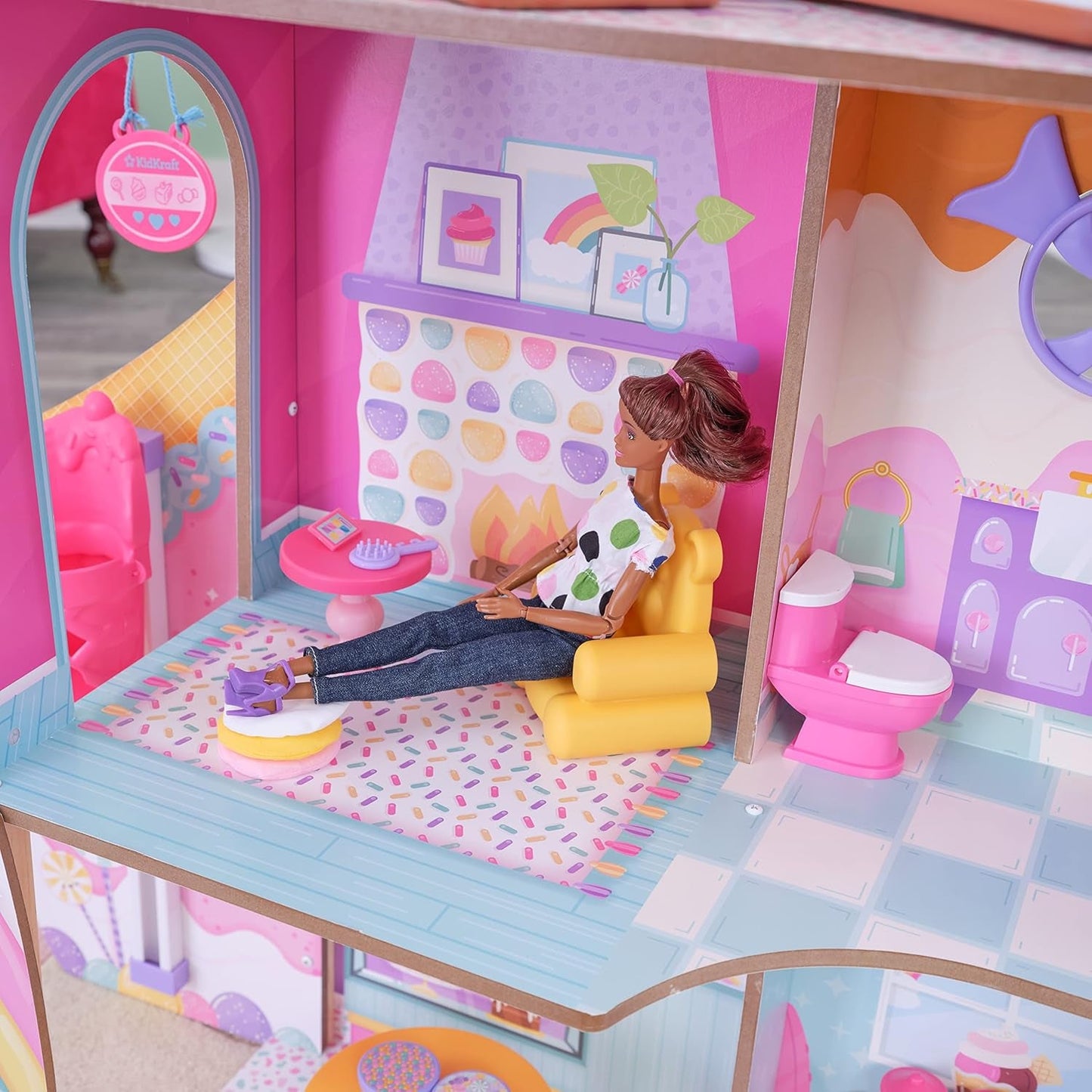 KidKraft trædukkehus Candy Castle med møbler og tilbehør, Unicorn Lama Figure House, Ice Cream Cone Elevator og Gummy Bear Stol til dukker, Legetøj fra 3 år og opefter, 20242