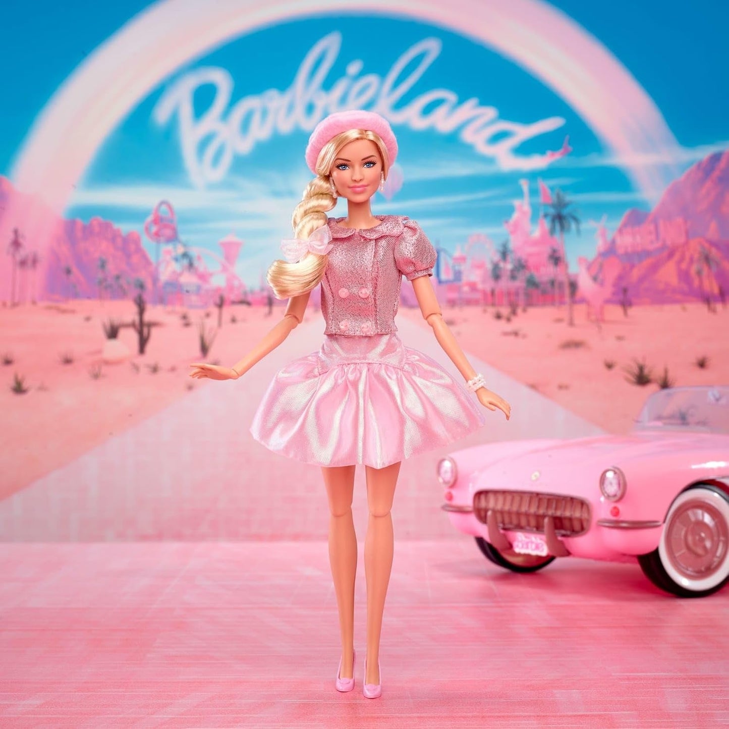 Barbie filmen baseret på filmen Margot Robbie som Barbie samlerfigur i pink bluse og tylnederdel med stiliseret frisure og matchende smykker JBJ53