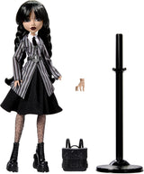 Monster High onsdagsdukke og tilbehør onsdag Addams samlerfigur i Nevermore Academy Uniform med iskold hånd og rygsæk dukkestativ HXJ04 Naty Shop-dukker