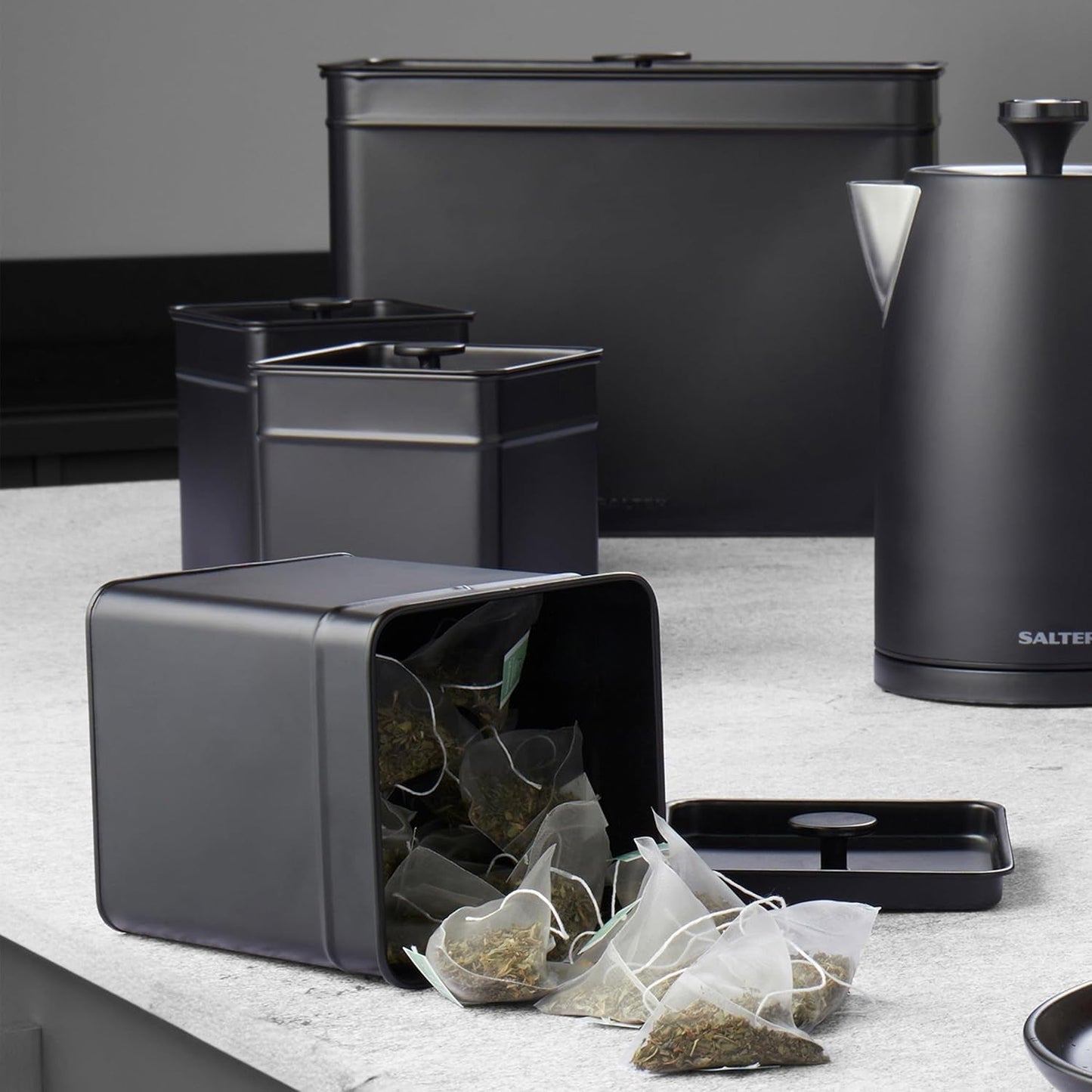Salter BW12614EU7 Kuro Opbevaringsboks Sæt - 4 køkkenbeholdere Brød/te/kaffe/sukker Firkantede organiseringsæsker Let at rengøre Hold mad frisk Sort madopbevaringsbokse Naty Shop