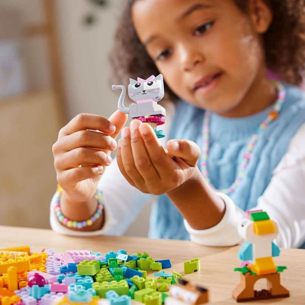 LEGO Classic Creative Animals, æske med farverige klodser, bygge klodsdyrsfigurer som hund, kat, kanin, hamster og fugl, byggelegetøj til drenge og piger fra 5 år 11034 Byggesæt Besuche den LEGO-Store
