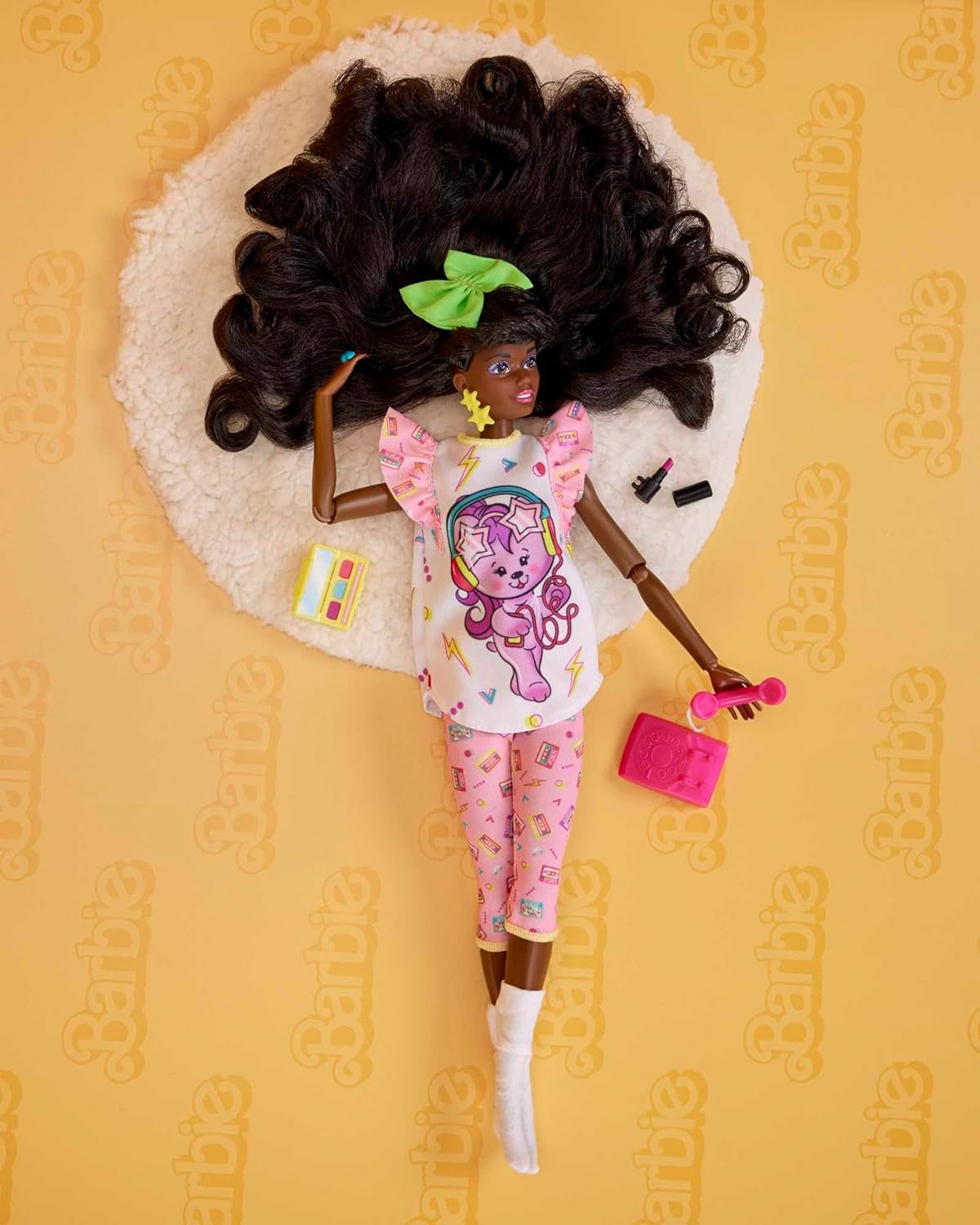 Barbie Rewind - 80'er stil nostalgisk samlerfigur med lækkert hår og outfit, Inkluderer TV, popcorn og telefon, til fans og samlere, HJX19