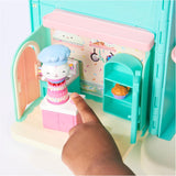 GABBY'S DREAMWORKS DOLLS HOUSE - Deluxe Room, Cakey Confectionery, Kuchi Kitchen (rumænsk: Cakey), 3 møbler og 2 overraskelsesæsker med tilbehør, velegnet til børn fra 3 år og derover