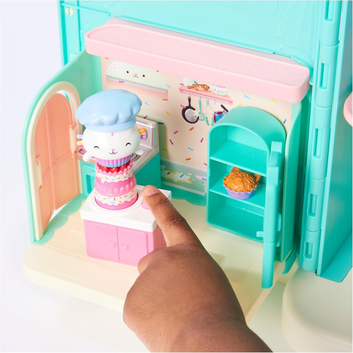 GABBY'S DREAMWORKS DOLLS HOUSE - Deluxe Room, Cakey Confectionery, Kuchi Kitchen (rumænsk: Cakey), 3 møbler og 2 overraskelsesæsker med tilbehør, velegnet til børn fra 3 år og derover