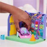 Gabby's Dollhouse Deluxe-værelse, Purr-Ific-legerum, legerum med Carlita-legetøjsbil, 2 møbler og 2 overraskelsesæsker med tilbehør, egnet til 3 år og opefter Naty Shop dukkehuse