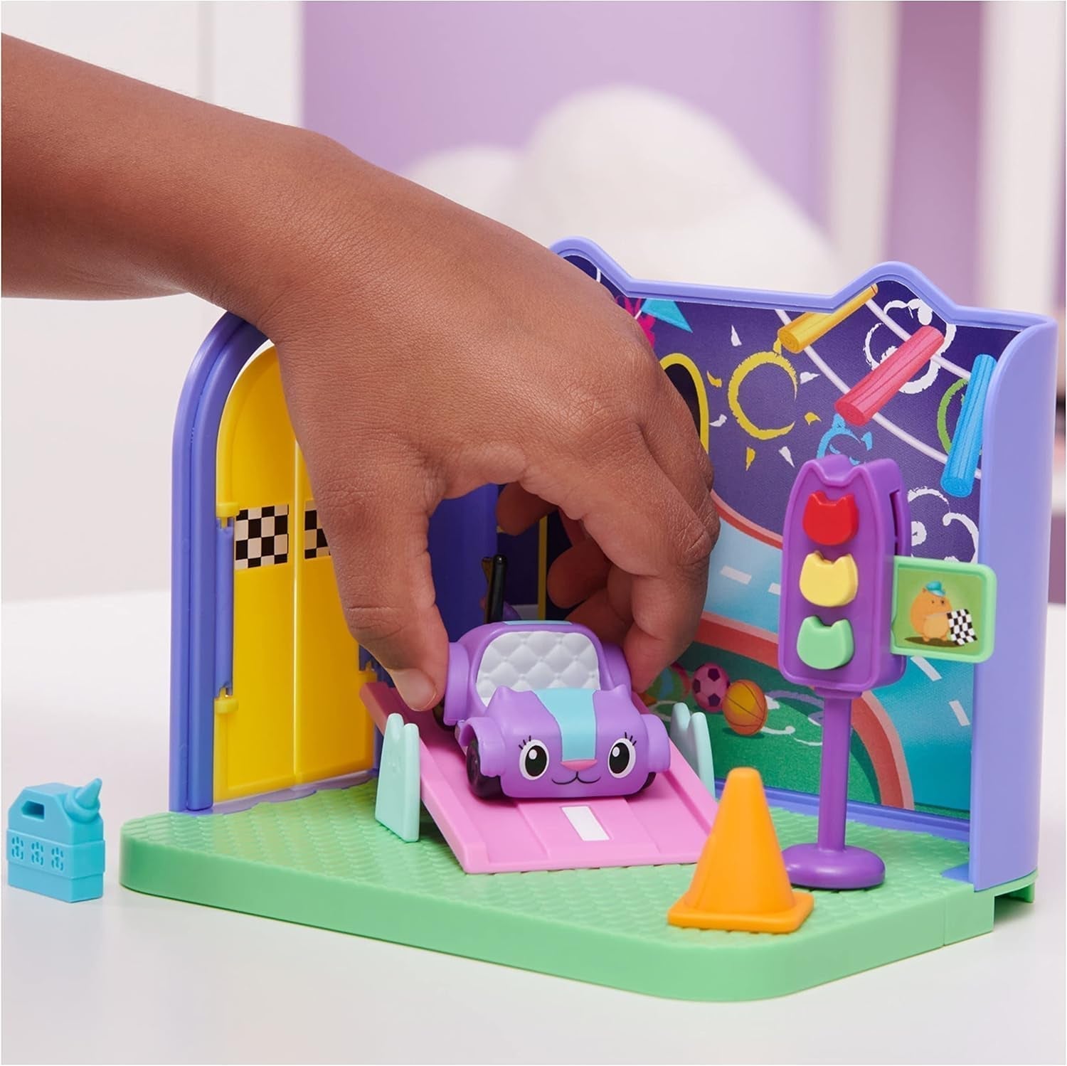 Gabby's Dollhouse Deluxe-værelse, Purr-Ific-legerum, legerum med Carlita-legetøjsbil, 2 møbler og 2 overraskelsesæsker med tilbehør, egnet til 3 år og opefter Naty Shop dukkehuse