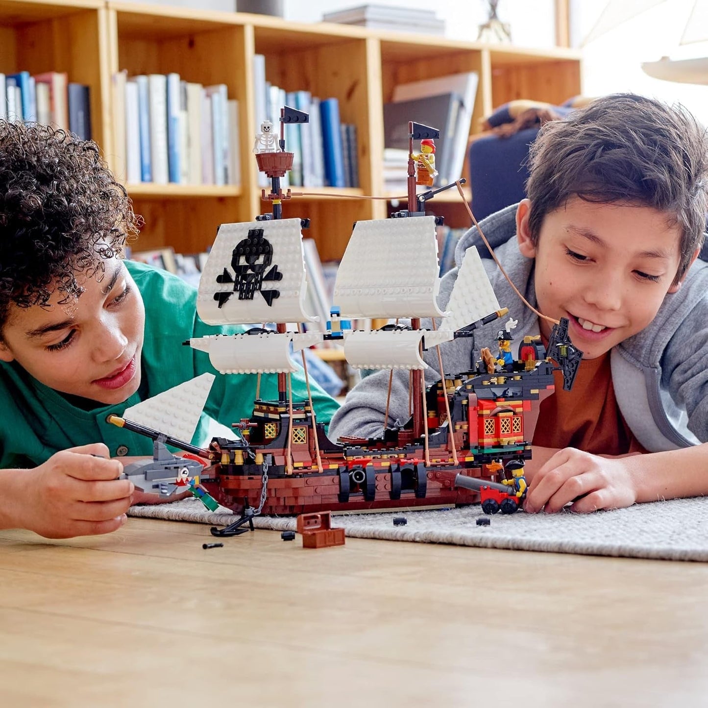 LEGO Creator 3-i-1 piratskibssæt, legetøj med 3 byggemuligheder, byg en piratværtshus eller kraniepiratø, inkluderer 3 rollespilseventyrminifigurer 31109 byggesæt Besuche den LEGO-Store