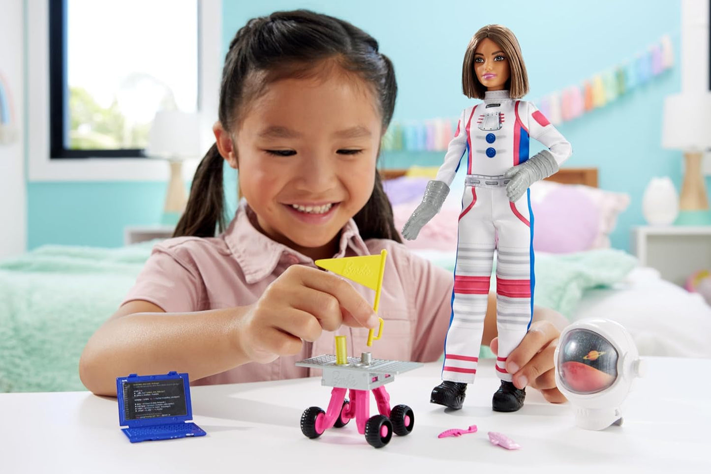 65-års fødselsdag Barbie Dukke og 10 tilbehør, Brunette Dukke Astronaut Sæt, Rover på hjul, Rumhjelm med skiftende visir og mere, HRG45
