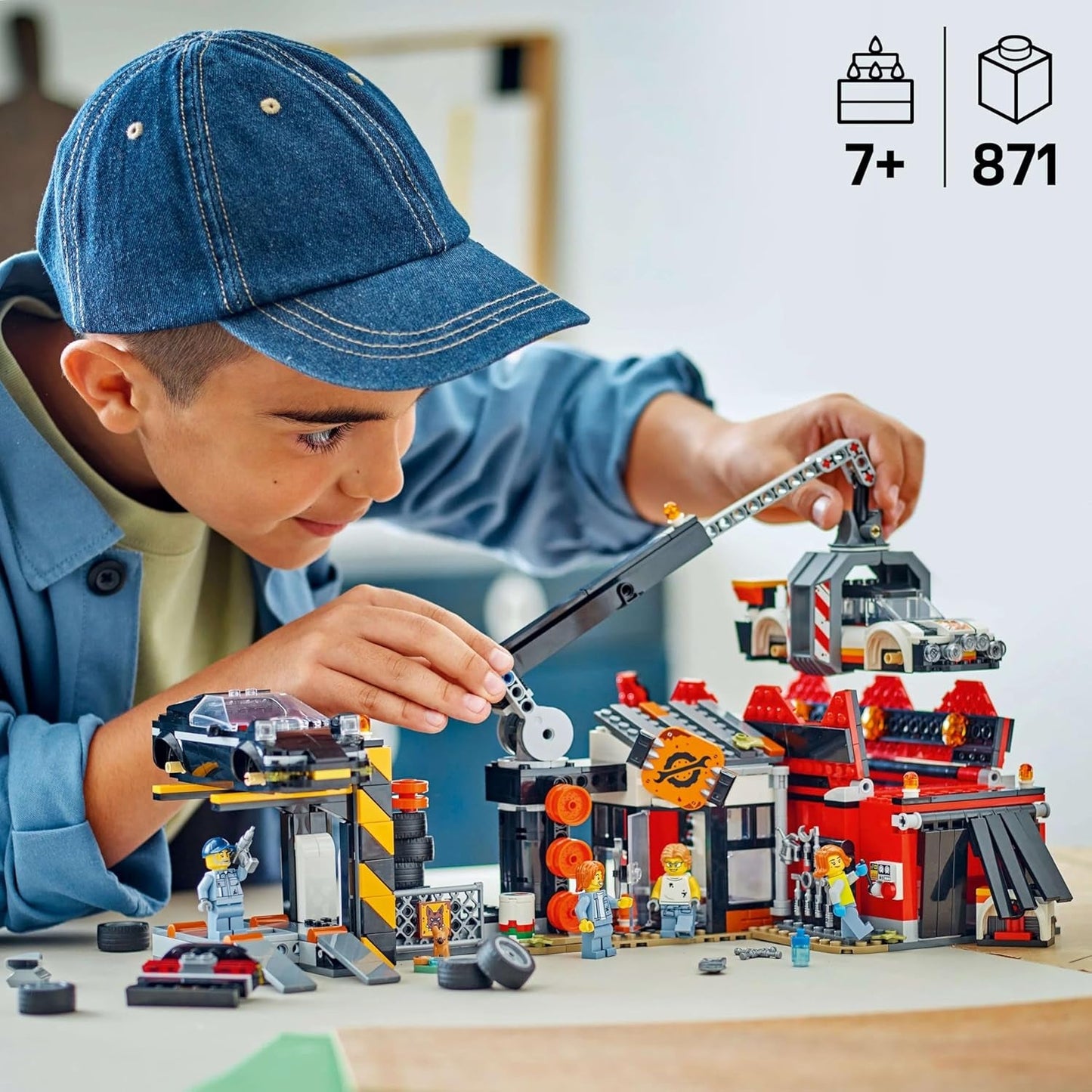 LEGO City skrotplads med biler - legetøj med skrotpresse og kran, 2 legetøjsbiler, 4 fungerende minifigurer og kontorbygning - fødselsdagsgaver til drenge og piger fra 8 år 60472 Besuche den LEGO-Store byggesæt