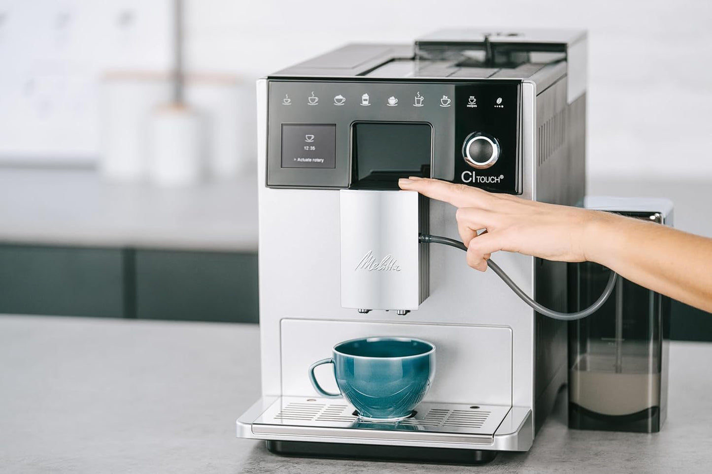 Melitta CI Touch - Fuldautomatisk espressomaskine med mælkesystem, espressomaskine med integreret kaffekværn og mælkeskummer, f.eks. til espresso eller cappuccino, sølv