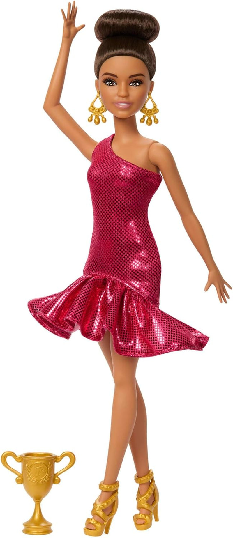 Barbie-turneringsdanserdukke i rød flæsende kjole, dansesko, brunt hår og tilbehør til dansepokaler, JFR09