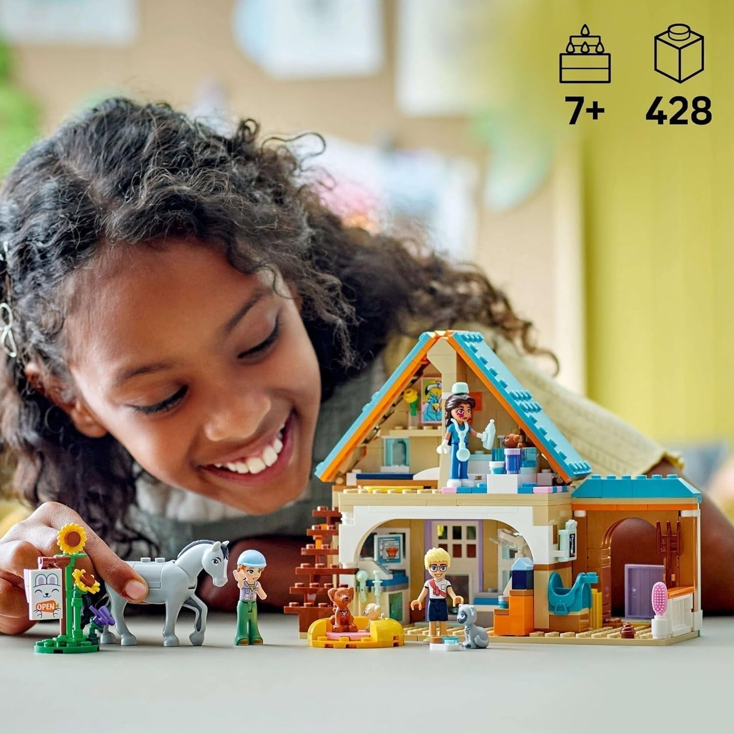 LEGO Friends dyrlægeskab til heste og kæledyr, bygge- og legesæt til fantasifuldt rolleleg med 3 minifigurer og 5 dyrefigurer, gaveidé til piger på 7 år 42651 Byggesæt Besuche den LEGO-Store