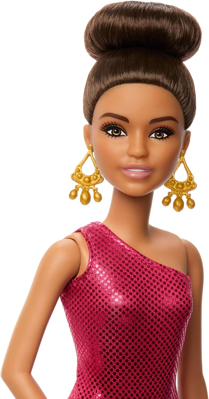 Barbie-turneringsdanserdukke i rød flæsende kjole, dansesko, brunt hår og tilbehør til dansepokaler, JFR09